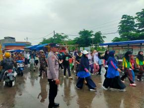 Untuk Kelancaran Pengguna Jalan, Anggota Polsek Rengasdengklok Giat Pengaturan Lalu lintas