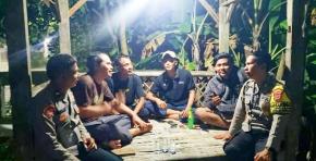 Sambangi Petugas Ronda, Patroli Polsek Rengasdengklok Laksanakan Ngawangkong