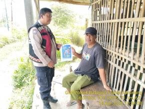 Upaya Anggota Polsek Batujaya Kembali Sambangi Masyarakat guna mensosialisasikan QR Code Div Propam Polri
