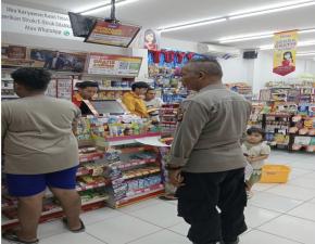 Sampaikan Pesan Waspada Aksi C3 Jadi Atensi Patroli Siang Personil Polsek Tegalwaru di Minimarket Loji Kidul