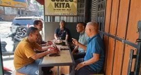 Bhabinkamtibmas Desa Sirnabaya Laksanakan Giat Sambang, Ngobrol Asyik Bareng Warga di RM. Gudeg Kita
