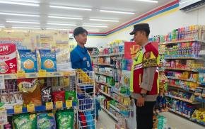 Personil Polsek Tegalwaru Siang Sapa Warga Dialog Humanis Ajak Waspada C3 di Minimarket Pasar Loji
