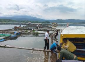 Upaya Penertiban Aktivitas Keramba Jaring Apung (KJA) Bendungan Jatigede Sumedang Dibongkar Pemiliknya