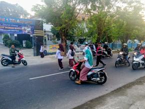 Polsek Telagasari Laksanakan Gatur Pagi, Bantu Sebrangkan Siswa Serta Jaga Kondusifitas Arulin