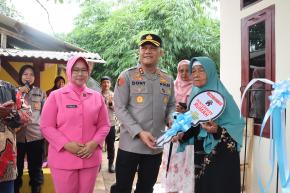 Polres Subang Serahkan Kunci Program Rutilahu kepada Ibu Armah Warga Desa Kadawung