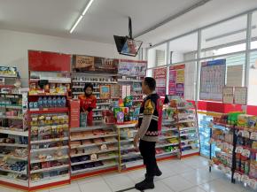Upaya Personil Polsek Tempuran Kembali Cek CCTV minimarket Guna antisifasi gukamtibmas di wilayah hukumnya.
