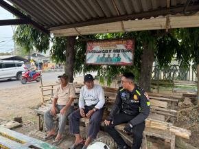 Kegiatan Polantas Menyapa, Serukan Keselamatan Berkendara Kepada Rider Ojol di Jalan Raya Klari