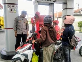 Bhabinkamtibmas Desa Anggadita Monitoring SPBU, Pastikan Stok BBM Aman di Tengah Isu Kenaikan Harga