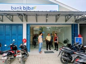 Upaya Anggota Polsek Batujaya Ciptakan Keamanan di Bank BJB Unit Batujaya pada siang hari