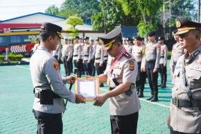 Regenerasi dan Penghormatan: Kapolres Karawang Pimpin Sertijab dan Wisuda Purna Bakti