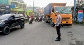 Pastikan Arus Lalu Lintas Lancar, Polsek Klari Lakukan Pengaturan di Jalan Raya Klari