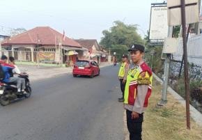 Personil Polsek Tegalwaru Patroli Giat Gatur Lalin Pagi di Depan Kantor Kecamatan Cegah Kemacetan