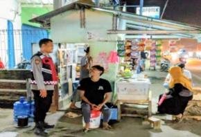 Upaya Pak Bhabinkamtibmas Ikut Serta Dalam Giat Ronda Bersama Warga