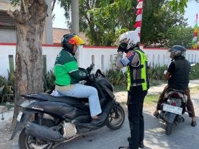 Satlantas Polresta Karawang Laksanakan Patroli Simpatik, Imbau Rider Ojol untuk Peduli Tertib Berlalu Lintas