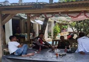 Anggota Polsek Banyusari Melaksanakan Sosialisasikan Bahaya Judi Online Kepada Masyarakat