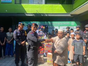Tegaskan Jiwa Kemanusiaan, Batalyon A Pelopor Brimob NTB Beri Bantuan ke Panti Asuhan dan Warga Kurang Mampu