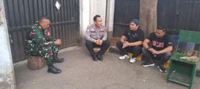 Bhabinkamtibmas dan Babinsa Desa Jomin Barat Sambangi Warga Jalin Komunikasi