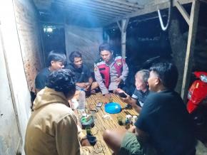 Upaya Anggota Polsek Batujaya Sambangi Masyarakat Desa Segaran untuk melaksanakan kegiatan Ngawangkong