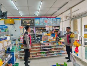 Upaya Anggota Polsek Batujaya Tingkatkan Patroli Prekat guna Ciptakan Keamanan di Minimarket