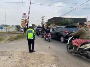 Tegakan Aturan Lalu Lintas, Satlantas Polres Karawang Optimalkan Gatur Lalin di Jalan Raya
