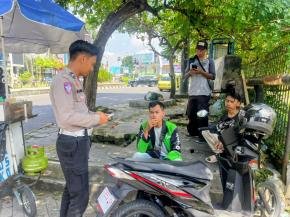 Kegiatan Polantas Menyapa, Serukan Keselamatan Berkendara Kepada Rider Ojol di Bundaran MM, Karawang