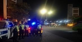 Polsek Telukjambe Gelar Patroli Prekat di Jalan Raya Galuh Mas Depan Bundaran RSUD Guna Jaga Harkamtibmas