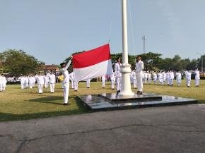 Paskibra SMK Tri Mitra Sukses Kibarkan Bendera di HUT Kemerdekaan RI ke-80 di Kecamatan Kotabaru