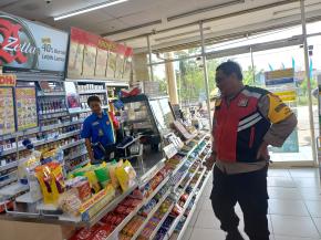 Anggota Polsek Batujaya Tingkatkan Patroli Prekat dan Ciptakan Keamanan di Minimarket