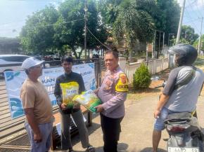 Polsek Kotabaru Jual Beras Murah Dalam Rangka Stabilkan Pasokan dan Harga Pangan