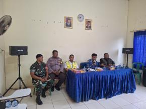 Bhabinkantibmas Desa Dawuan Barat Polsek Cikampek Ikuti Rapat Sosialisasi Pemasangan Jalur Pipa TBBM Pertamina Cikampek