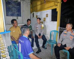 Polisi Sambangi Masyarakat, Lakukan Ngawangkong Bareng di Pos Ronda