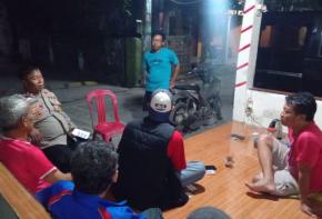 Bhabinkamtibmas Polsek Klari Ngobrol Kamtibmas Di Pos Kamling Sareng Warga Sareng