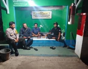 Bhabinkamtibmas Laksanakan Giat Ngawangkong, Jaga Kamtibmas Lingkungan dengan Warga