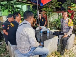 Anggota Polsek Batujaya Sambangi Masyarakat untuk melaksanakan Kegiatan Ngawangkong Dimalam Hari