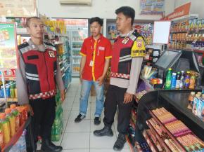 Upaya Anggota Polsek Batujaya Tingkatkan Patroli Prekat guna Ciptakan Keamanan di Minimarket di siang hari
