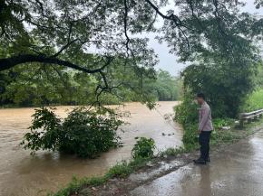 Anggota Polsek Pangkalan Monitor Ketinggian Air di DAS Cibeet Pasca Hujan Deras