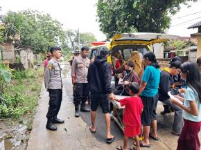 Pasca Banjir, Polsek Rengasdengklok Laksanakan Patroli Sekaligus Monitoring Pengobatan Gratis dari Puskesmas Rengasdengklok
