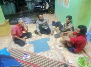 Bhabinkamtibmas Desa Ciptasari Lakukan Sambang Dialogis sambil Ngawangkong Bersama Warga