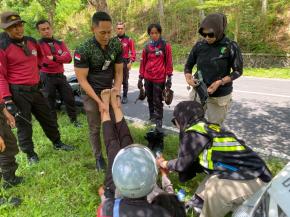 Biddokkes Polda NTB Siaga Dampingi Long March dan Pembaretan Bintara Remaja
