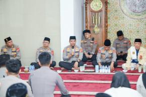 Pererat Silaturahmi di Bulan Suci, Kapolda Jabar Buka Puasa Bersama dan Santuni Yatim di Masjid Polres Karawang