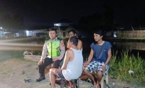 Pak Bhabinkamtibmas Polsek Telagasari Laksanakan Siskamling Antisipasi Gukamtibmas Malam