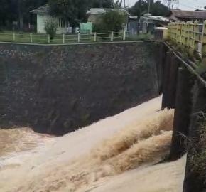Senantiasa Waspada: Warga  Mengabadikan Debit Air yang Meningkat di Situ Kamojing