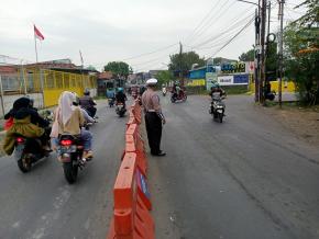 Satlantas Polres Karawang Laksanakan Gatur Lalin, Jaga Kamseltibcarlantas di Jalan Raya