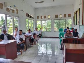 Kanit Binmas Polsek Tegalwaru Hadiri Rapat Minggon di Desa Cipurwasari