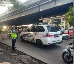 Aiptu Tarjono Urai Kemacetan Sore di Depan Pos Tiga Cikampek