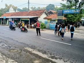 Bhabinkamtibmas Polsek Telagasari Pastikan Siswa Menyebrang dengan Aman