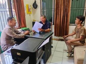 Aparatur Pemerintah Desa Cintawargi Diajak Waspada Saat Personil Polsek Tegalwaru Patroli Siang