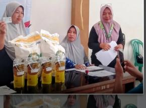 Pemdes Wancimekar Kecamatan Kotabaru Salurkan Bantuan Pangan Beras & Minyak Goreng Kepada 446 KPM