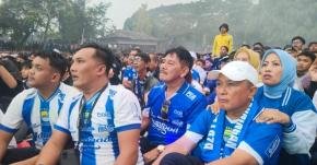 Lautan Biru di Pandapa Paramarta, Ribuan Bobotoh Kuningan Rayakan Persib Juara dengan Tertib