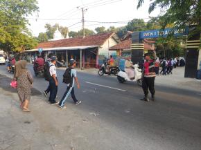 Bhabinkamtibmas Polsek Telagasari Terus Rutin Bantu Sebrangkan Siswa Saat Gatur Pagi